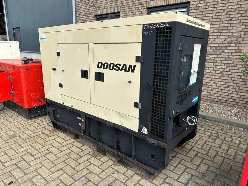 Doosan G40 Mitsubishi Leroy Somer 40 kVA Silent Rental generatorset - Generador industriale: foto 4 Doosan G40 Mitsubishi Leroy Somer 40 kVA Silent Rental generatorset - Generador industriale: foto 4