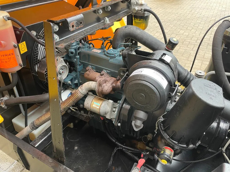 Compresor de aire Kaeser M27 Kubota 2,7 m3 / min 7 Bar 18 kW Mobiele Silent Diesel Compressor: foto 8 Compresor de aire Kaeser M27 Kubota 2,7 m3 / min 7 Bar 18 kW Mobiele Silent Diesel Compressor: foto 8