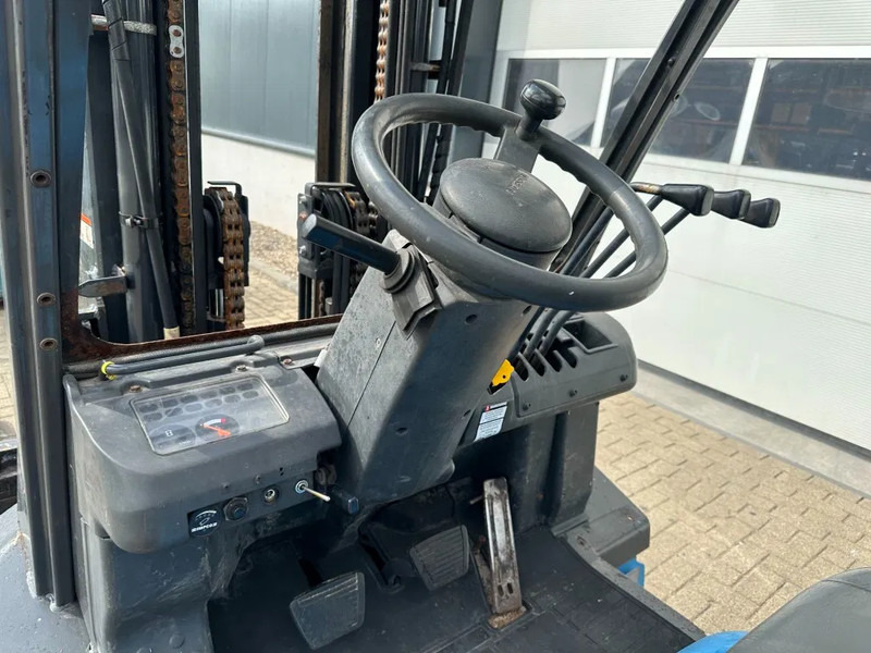 Carretilla elevadora de gas Nissan UGD02A30P0 3 ton Triplex Freelift LPG Heftruck: foto 7 Carretilla elevadora de gas Nissan UGD02A30P0 3 ton Triplex Freelift LPG Heftruck: foto 7