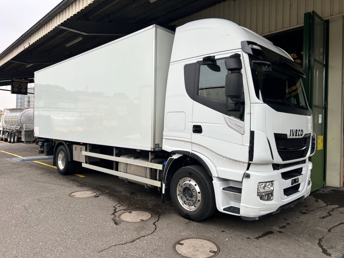 IVECO 190S46 Stralis - Camión caja cerrada: foto 1 IVECO 190S46 Stralis - Camión caja cerrada: foto 1