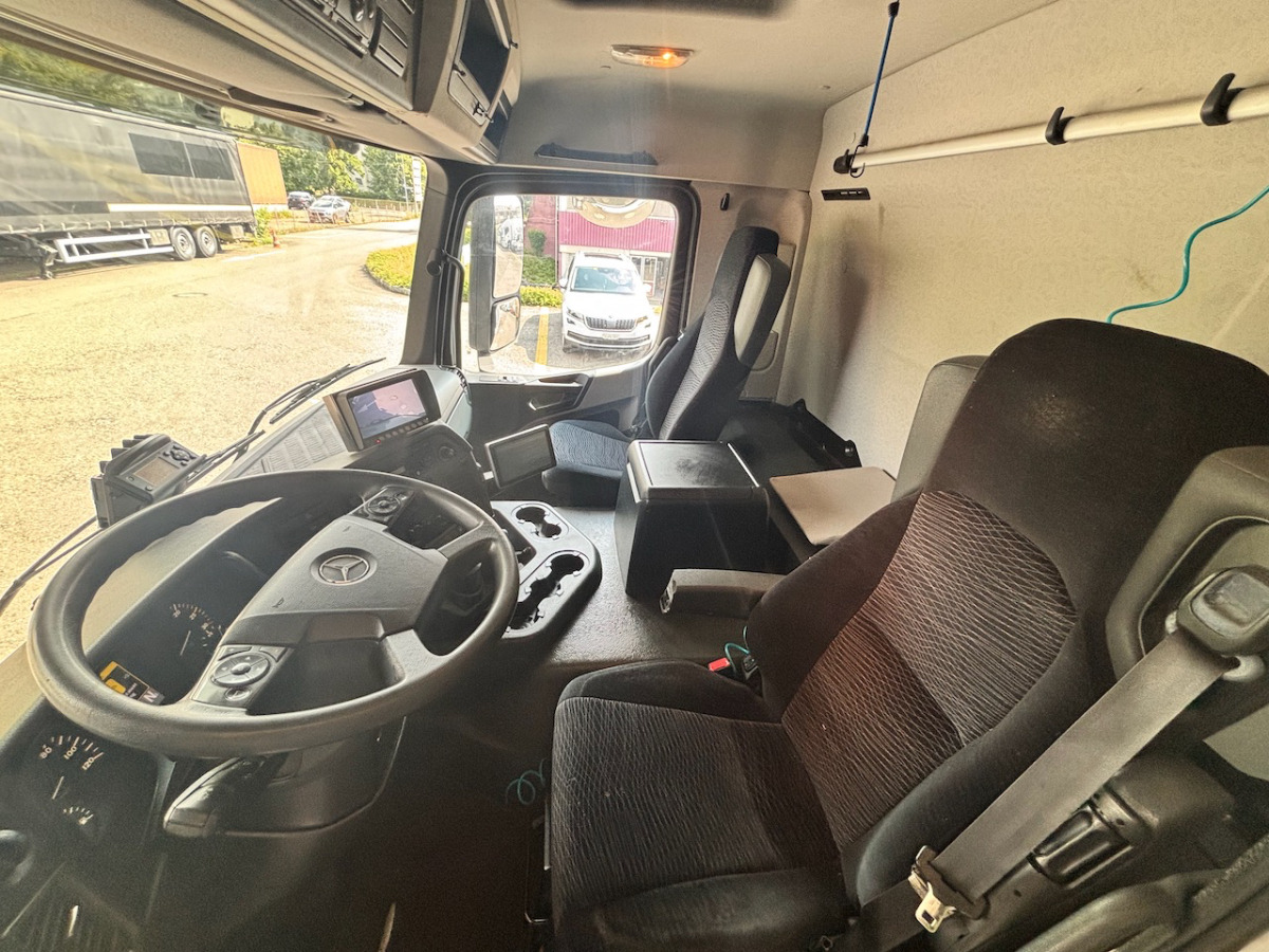 MERCEDES Antos 1824 - Camión caja cerrada: foto 4 MERCEDES Antos 1824 - Camión caja cerrada: foto 4