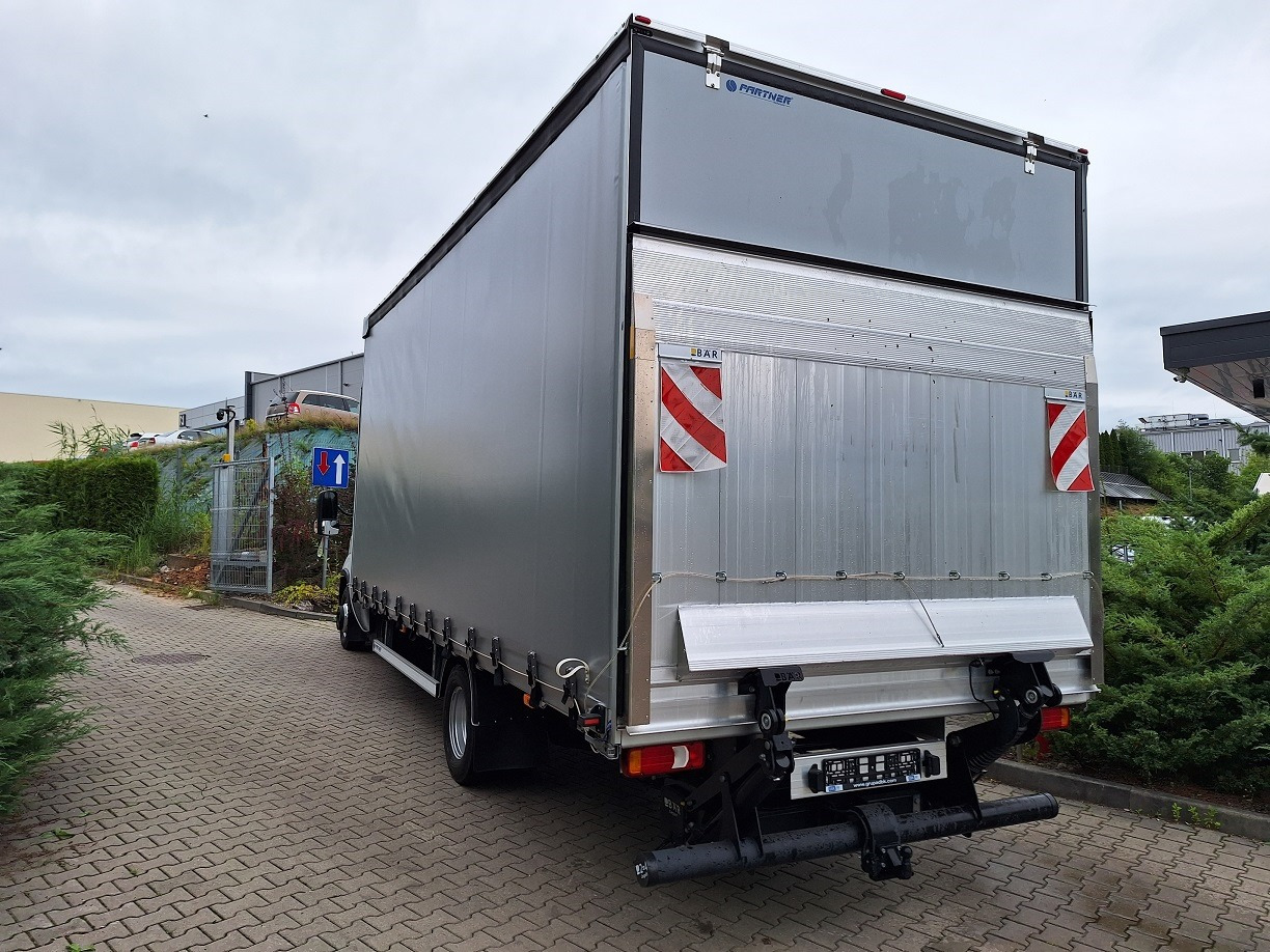 Iveco Daily 70C18 Backsleeper BÄR - Camión lona: foto 2 Iveco Daily 70C18 Backsleeper BÄR - Camión lona: foto 2