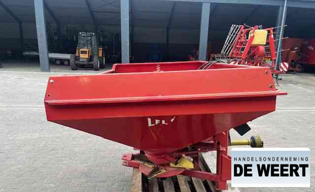 Lely centerliner stooier , front aandrijving - Esparcidor de fertilizantes: foto 3 Lely centerliner stooier , front aandrijving - Esparcidor de fertilizantes: foto 3