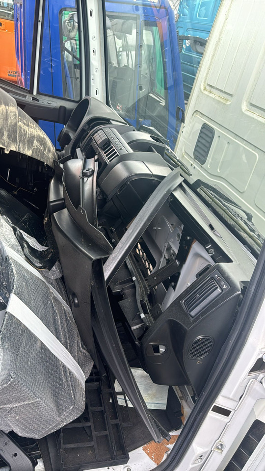 IVECO EUROCARGO 150-280 EURO 5-6 CABIN 4X2 NEW AUTOMATIC 000135A - Cabina para Camión: foto 4 IVECO EUROCARGO 150-280 EURO 5-6 CABIN 4X2 NEW AUTOMATIC 000135A - Cabina para Camión: foto 4