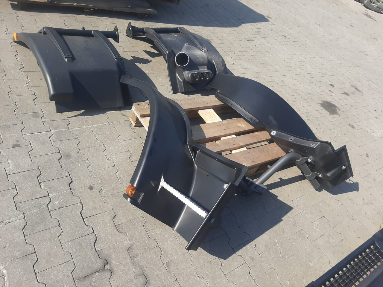 IVECO EUROCARGO 150-280 EURO 5-6 CABINE 4X4 NIEUW HANDMATIG 000135 - Cabina para Camión: foto 3 IVECO EUROCARGO 150-280 EURO 5-6 CABINE 4X4 NIEUW HANDMATIG 000135 - Cabina para Camión: foto 3