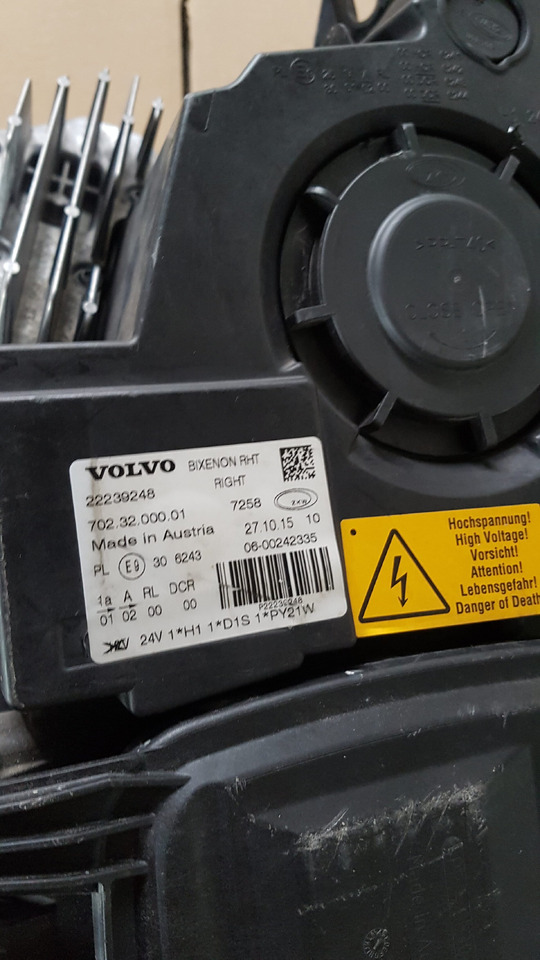 VOLVO FH4 XENON KOPLAMP RECHTS FH16 LOOK EG03404 GEBRUIKT 21221145U - Faro delantero para Camión: foto 3 VOLVO FH4 XENON KOPLAMP RECHTS FH16 LOOK EG03404 GEBRUIKT 21221145U - Faro delantero para Camión: foto 3