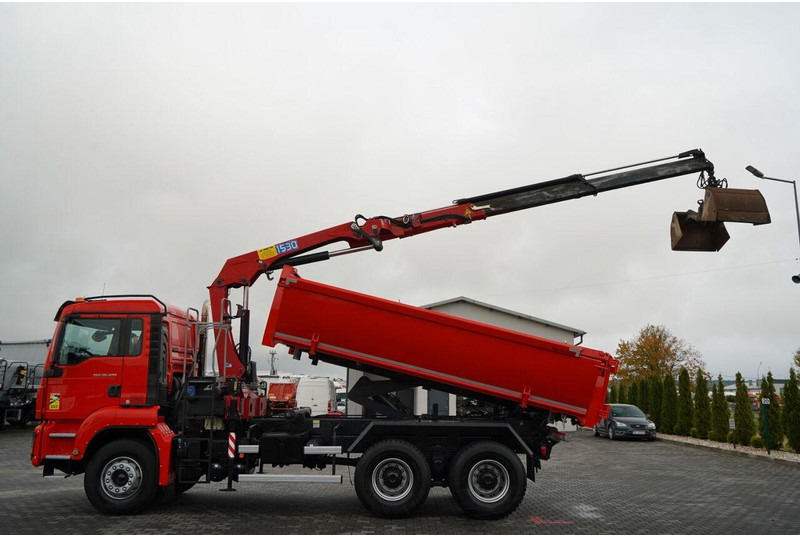 MAN TGS 26.400 / 6x4 / WYWROTKA 2 STRONNA + HDS HMF 1530 K2 / HYDR - Camión volquete, Camión grúa: foto 2 MAN TGS 26.400 / 6x4 / WYWROTKA 2 STRONNA + HDS HMF 1530 K2 / HYDR - Camión volquete, Camión grúa: foto 2