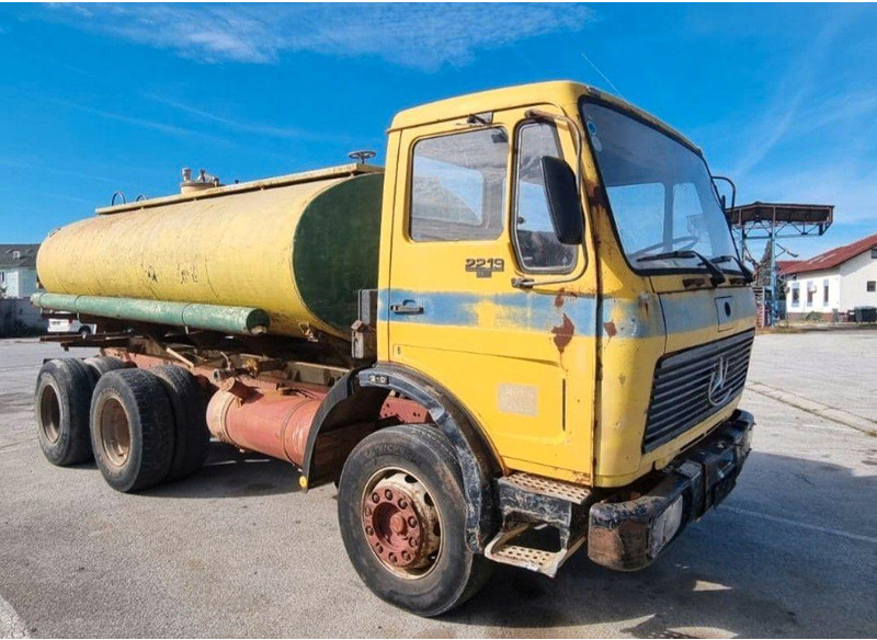 Mercedes-Benz 2219 6x4 Vízszállító Tartálykocsi - Camión cisterna: foto 1 Mercedes-Benz 2219 6x4 Vízszállító Tartálykocsi - Camión cisterna: foto 1