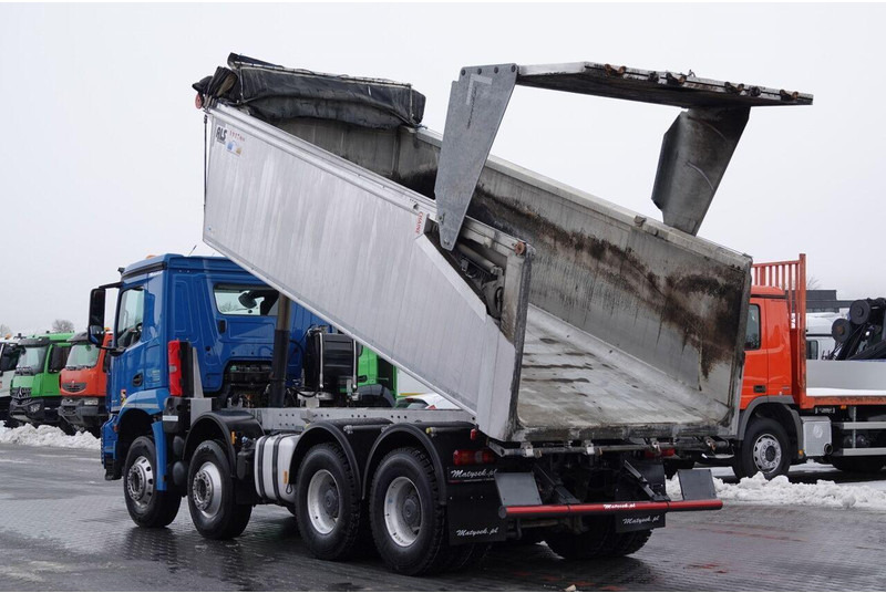 Mercedes-Benz AROCS 3243 / 8x4 / WYWROTKA 20m3 / TYLNOZSYP / EURO 6 / OPONY 10 - Camión volquete: foto 3 Mercedes-Benz AROCS 3243 / 8x4 / WYWROTKA 20m3 / TYLNOZSYP / EURO 6 / OPONY 10 - Camión volquete: foto 3