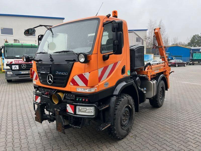 Mercedes-Benz Unimog U 20 4x4 Skip loader - Camión portacontenedor de cadenas: foto 3 Mercedes-Benz Unimog U 20 4x4 Skip loader - Camión portacontenedor de cadenas: foto 3