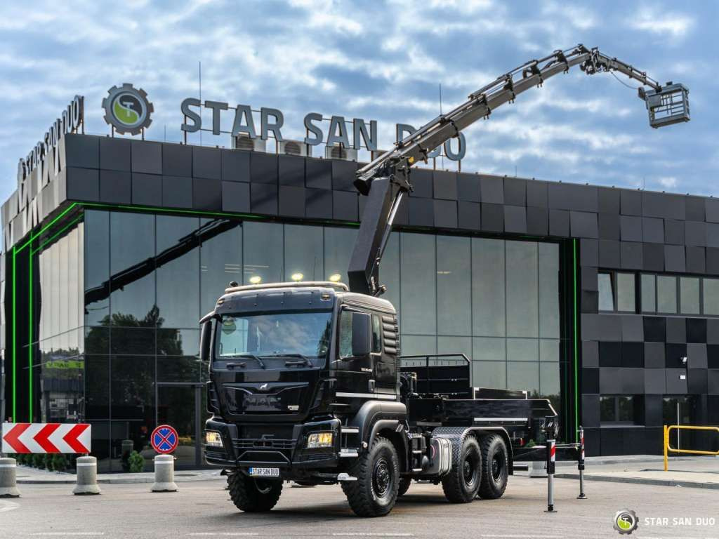 MAN TGS 26.420 6x6 HMF 3000 K6 Fly Jib Crane Basket - Camión grúa: foto 1 MAN TGS 26.420 6x6 HMF 3000 K6 Fly Jib Crane Basket - Camión grúa: foto 1