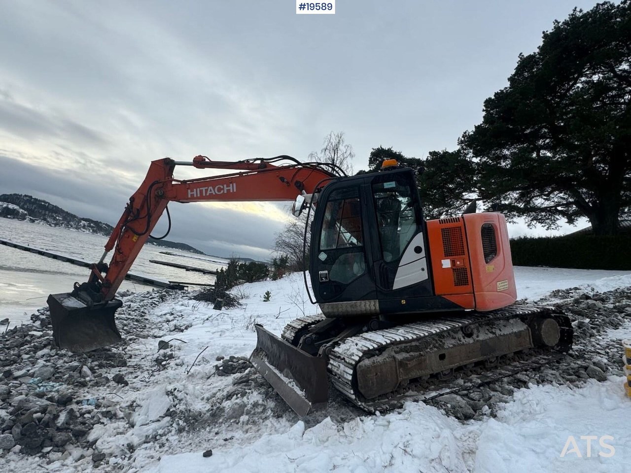 Hitachi ZX135US-5B - Excavadora: foto 1 Hitachi ZX135US-5B - Excavadora: foto 1