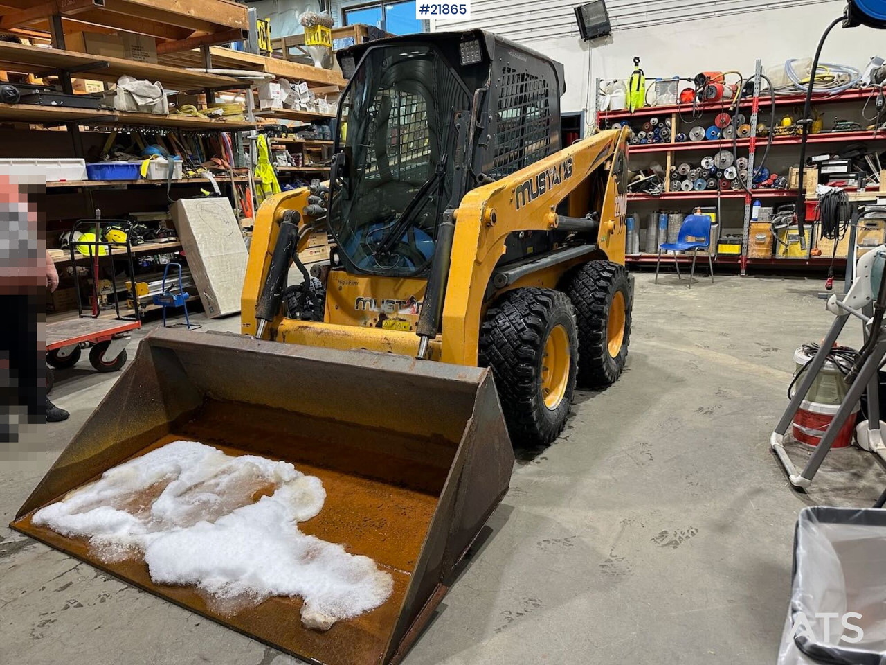 Mustang 220R kompaktlaster m/planeringskuffe og pallegafler - Minicargadora: foto 1 Mustang 220R kompaktlaster m/planeringskuffe og pallegafler - Minicargadora: foto 1