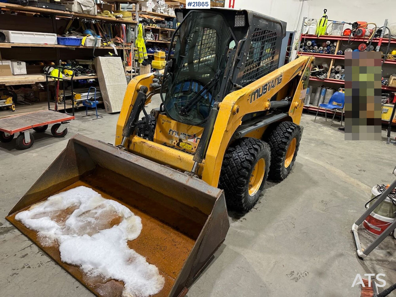 Mustang 220R kompaktlaster m/planeringskuffe og pallegafler - Minicargadora: foto 2 Mustang 220R kompaktlaster m/planeringskuffe og pallegafler - Minicargadora: foto 2