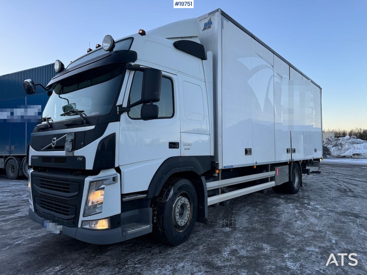 Volvo FM330 - Camión caja cerrada: foto 1 Volvo FM330 - Camión caja cerrada: foto 1