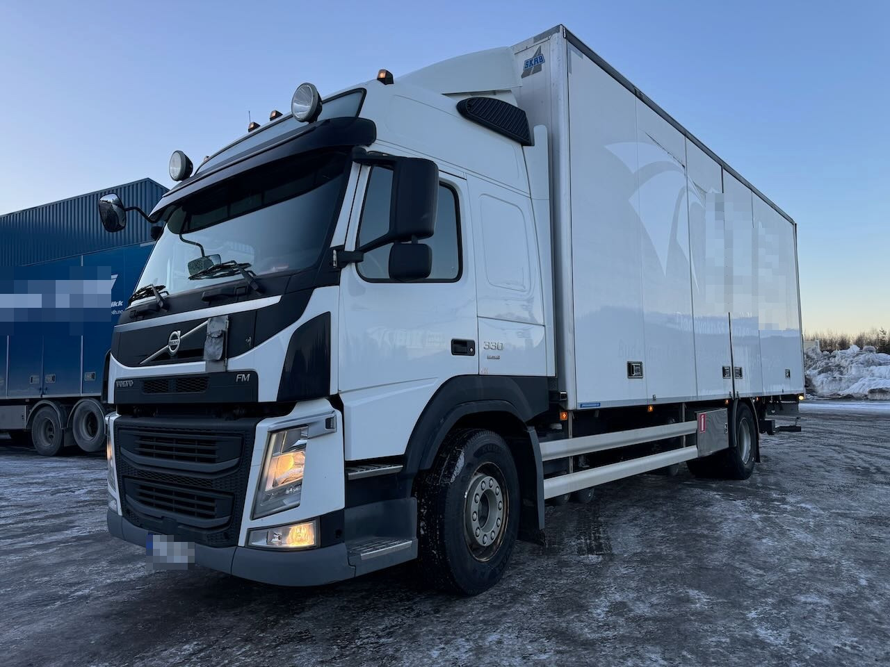 Volvo FM330 - Camión caja cerrada: foto 2 Volvo FM330 - Camión caja cerrada: foto 2