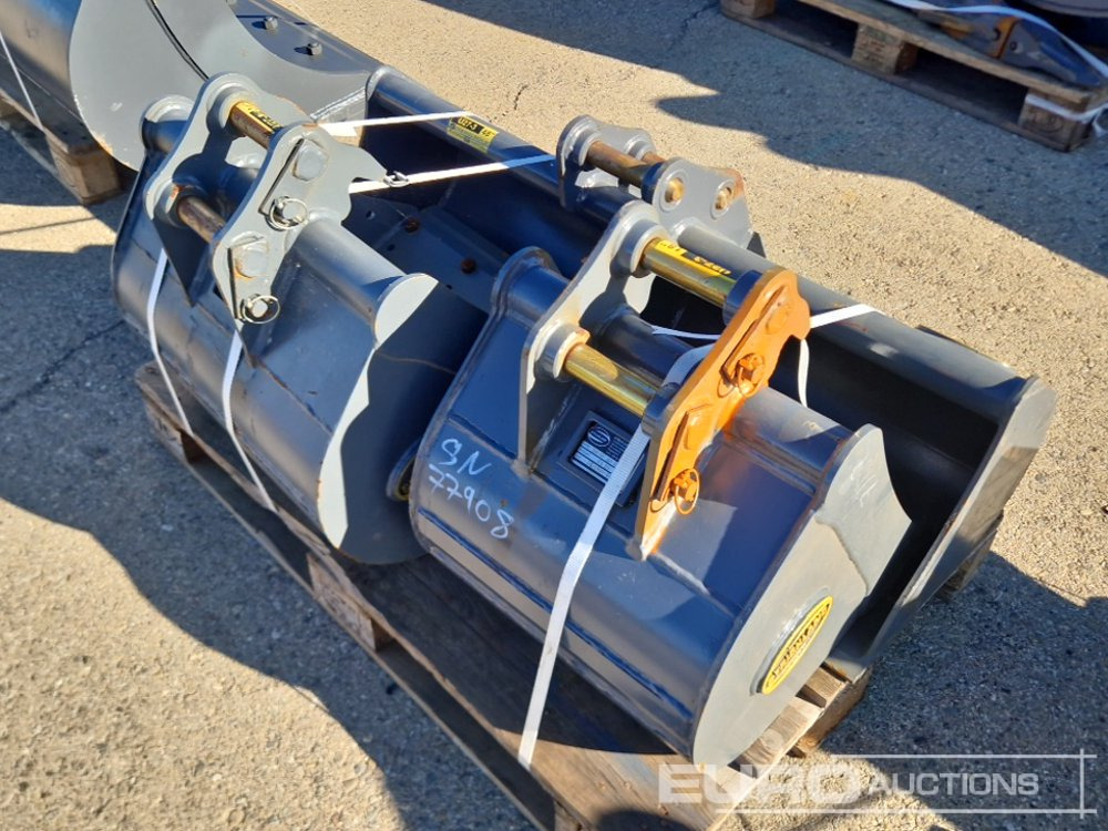 Strickland Set of U27 18" Digging Bucket (S/N 5031006042), U27 24" Digging Bucket (S/N 5030169083BD), U27 348D Cleaning Bucket (S/N 502450688) - Cazo: foto 3 Strickland Set of U27 18" Digging Bucket (S/N 5031006042), U27 24" Digging Bucket (S/N 5030169083BD), U27 348D Cleaning Bucket (S/N 502450688) - Cazo: foto 3