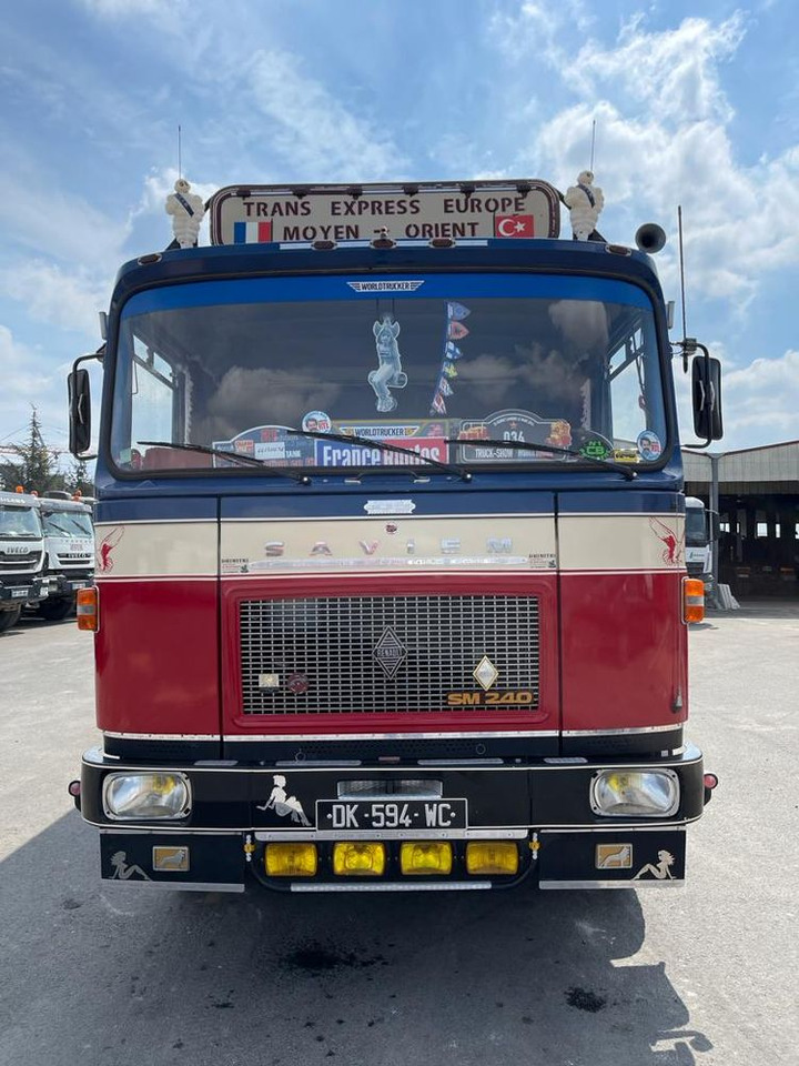 Camion SAVIEM SM 240 - Camión caja cerrada: foto 1 Camion SAVIEM SM 240 - Camión caja cerrada: foto 1