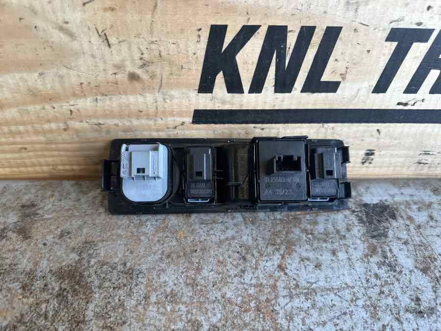 MAN SWITCH DOOR MODULE 81.25525-0304 - Cabina e interior para Camión: foto 2 MAN SWITCH DOOR MODULE 81.25525-0304 - Cabina e interior para Camión: foto 2