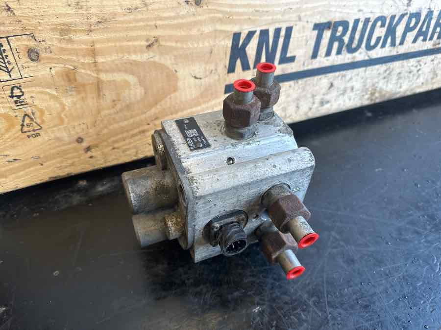 MERCEDES CONTROL VALVE A0004607084 - Piezas de recambio para Autobús: foto 1 MERCEDES CONTROL VALVE A0004607084 - Piezas de recambio para Autobús: foto 1