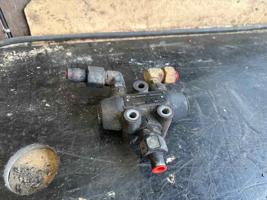 MERCEDES FLOW VALVE A0004606984 - Piezas de recambio para Autobús: foto 1 MERCEDES FLOW VALVE A0004606984 - Piezas de recambio para Autobús: foto 1