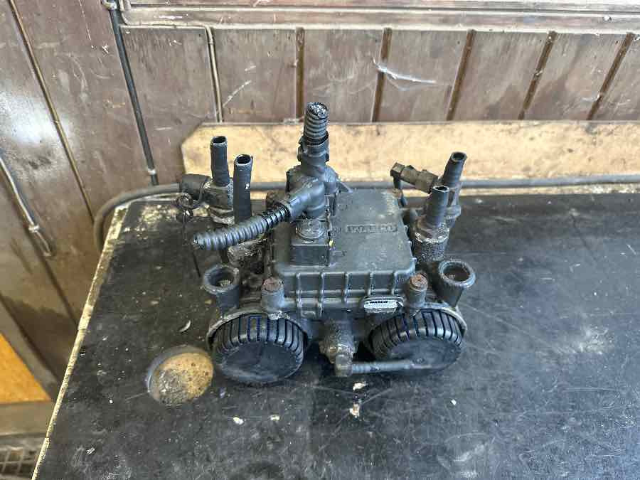 MERCEDES MODULATOR VALVE A0004297224 - Piezas de recambio para Autobús: foto 2 MERCEDES MODULATOR VALVE A0004297224 - Piezas de recambio para Autobús: foto 2