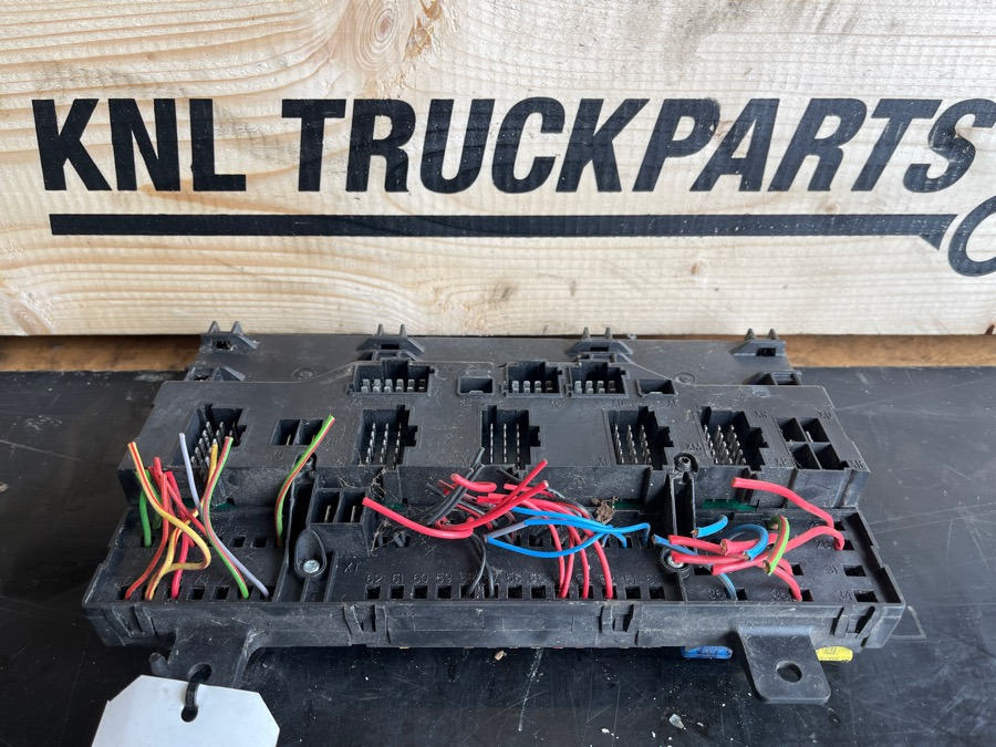 VOLVO FUSE AND RELAY CENTRE 20568055 - Sistema eléctrico para Camión: foto 2 VOLVO FUSE AND RELAY CENTRE 20568055 - Sistema eléctrico para Camión: foto 2