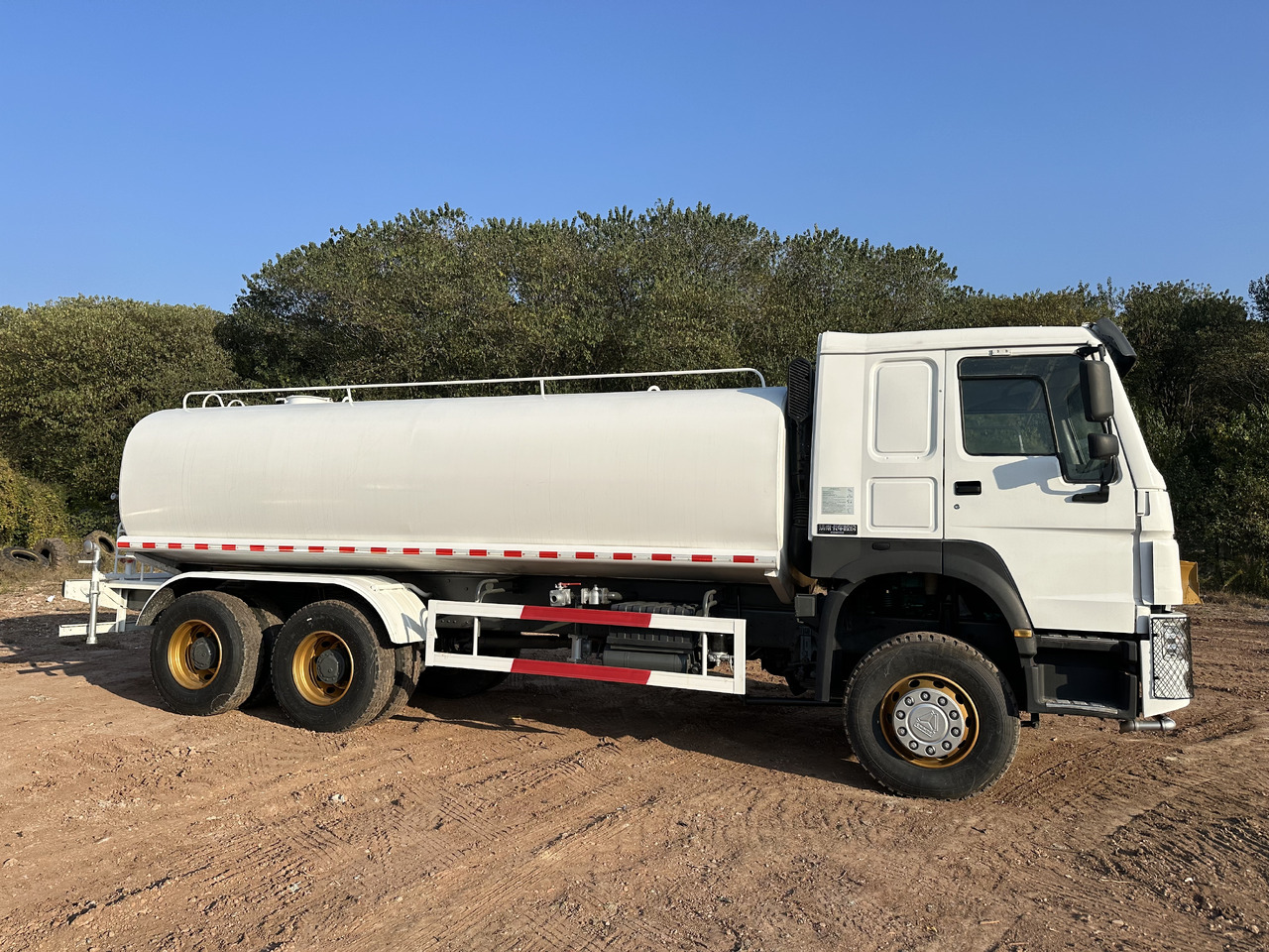 SINOTRUK HOWO 371 Water Tanker Truck - Camión cisterna: foto 2 SINOTRUK HOWO 371 Water Tanker Truck - Camión cisterna: foto 2