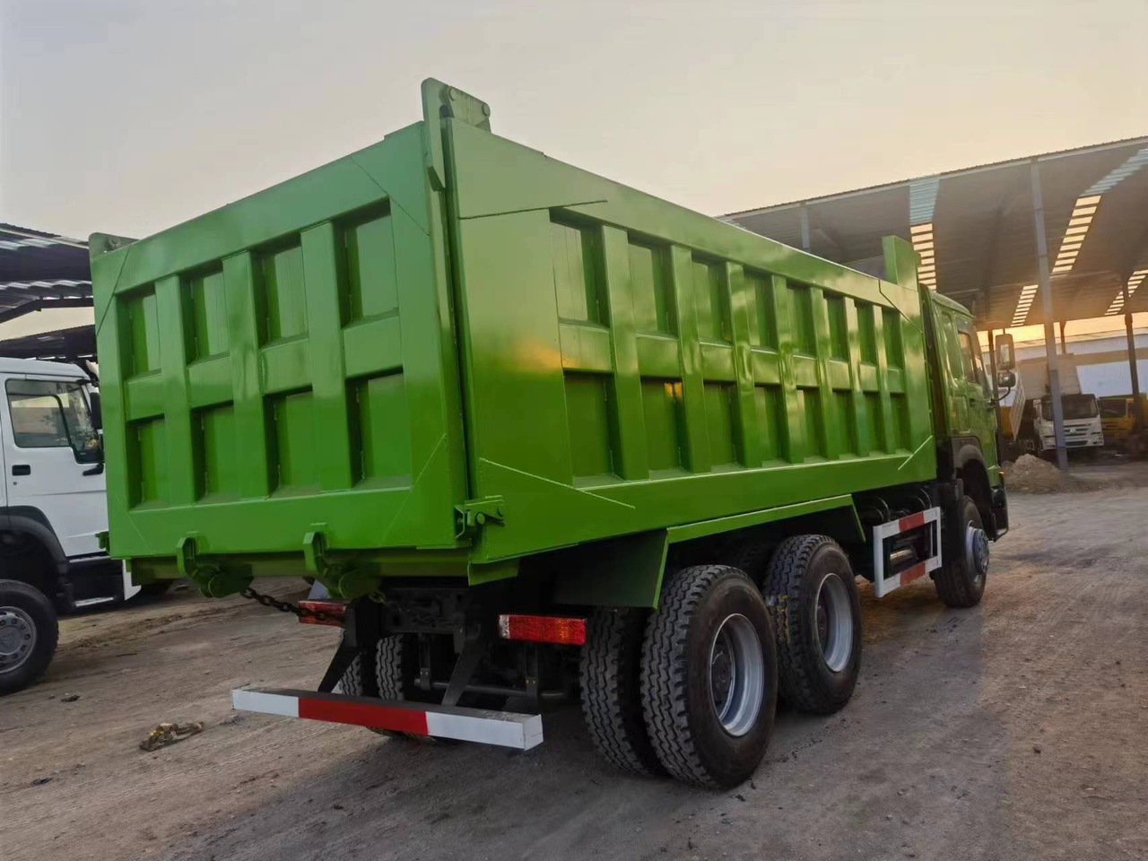 SINOTRUK HOWO 375 - Camión volquete: foto 5 SINOTRUK HOWO 375 - Camión volquete: foto 5