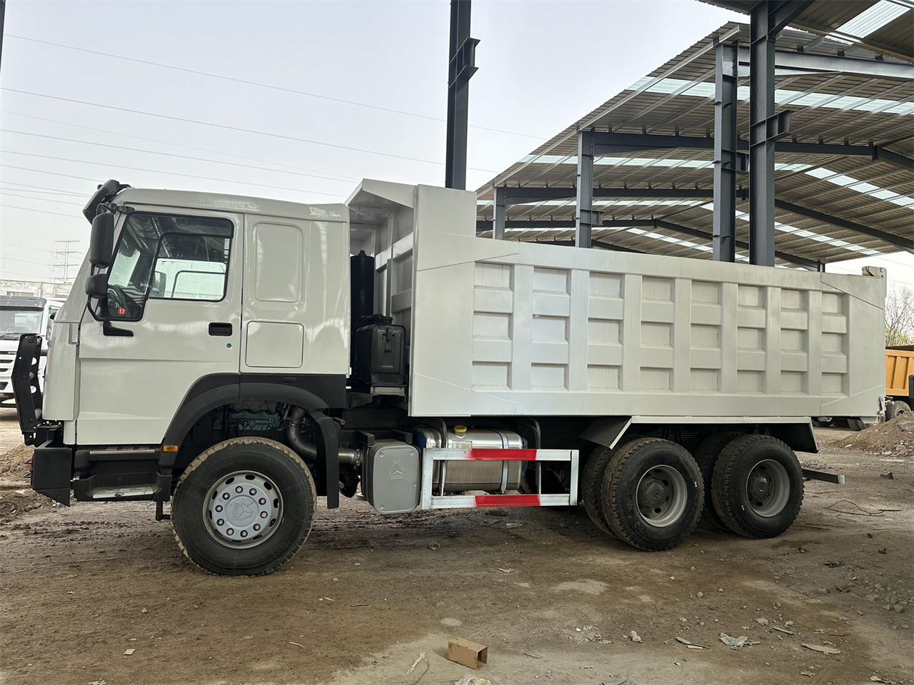 SINOTRUK HOWO Dump truck 371 6x4 - Camión volquete: foto 2 SINOTRUK HOWO Dump truck 371 6x4 - Camión volquete: foto 2