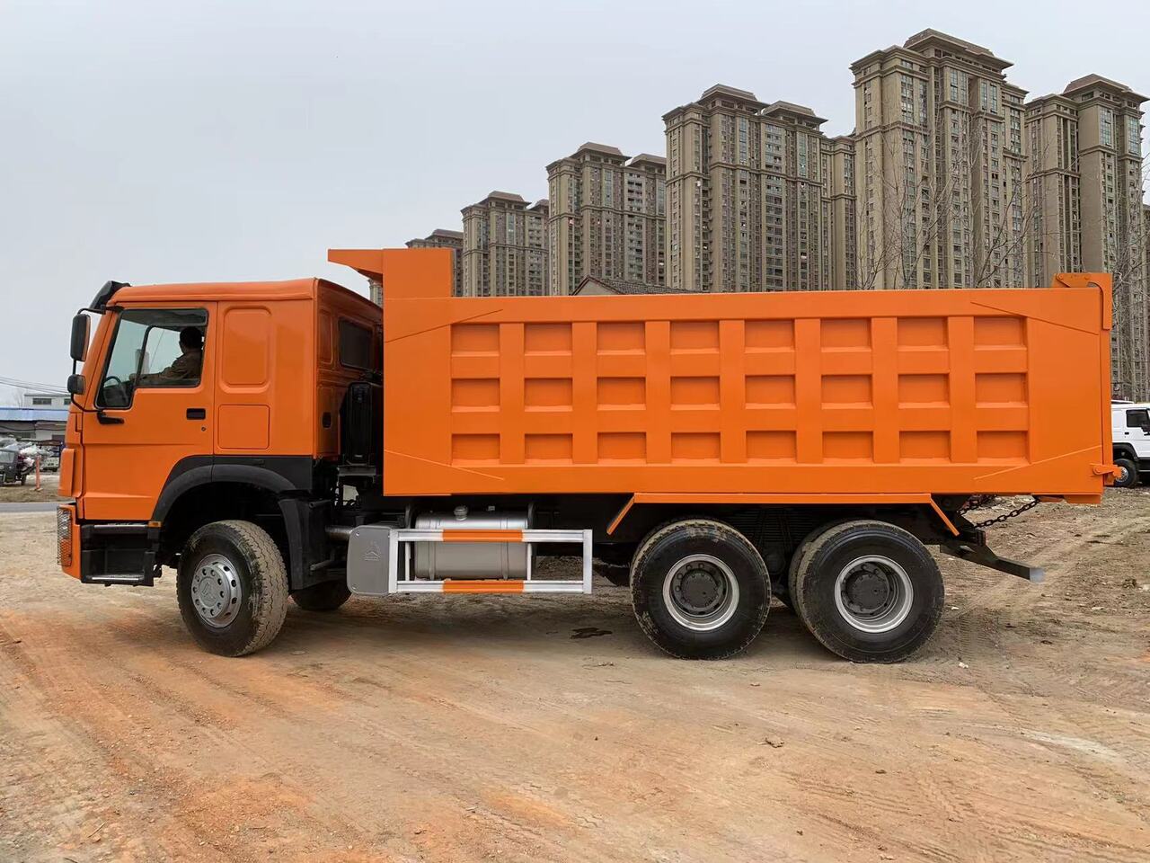 SINOTRUK Howo 371 Dump truck - Camión volquete: foto 3 SINOTRUK Howo 371 Dump truck - Camión volquete: foto 3