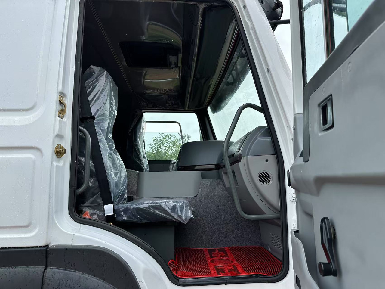 Camión volquete para transporte de materiales áridos Sinotruk HOWO 371hp: foto 12 Camión volquete para transporte de materiales áridos Sinotruk HOWO 371hp: foto 12