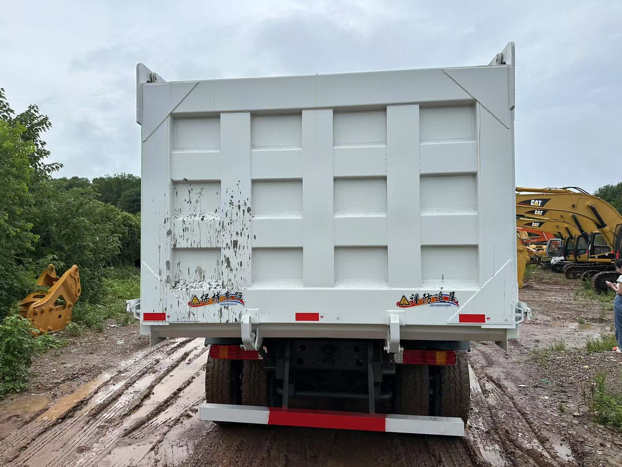 Camión volquete para transporte de materiales áridos Sinotruk HOWO 371hp: foto 10 Camión volquete para transporte de materiales áridos Sinotruk HOWO 371hp: foto 10