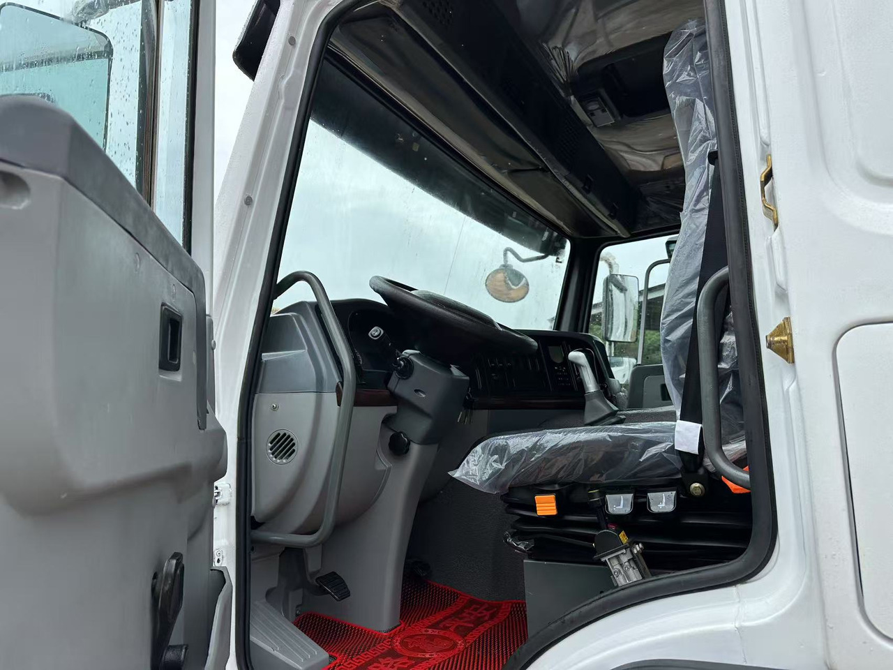 Camión volquete para transporte de materiales áridos Sinotruk HOWO 371hp: foto 6 Camión volquete para transporte de materiales áridos Sinotruk HOWO 371hp: foto 6