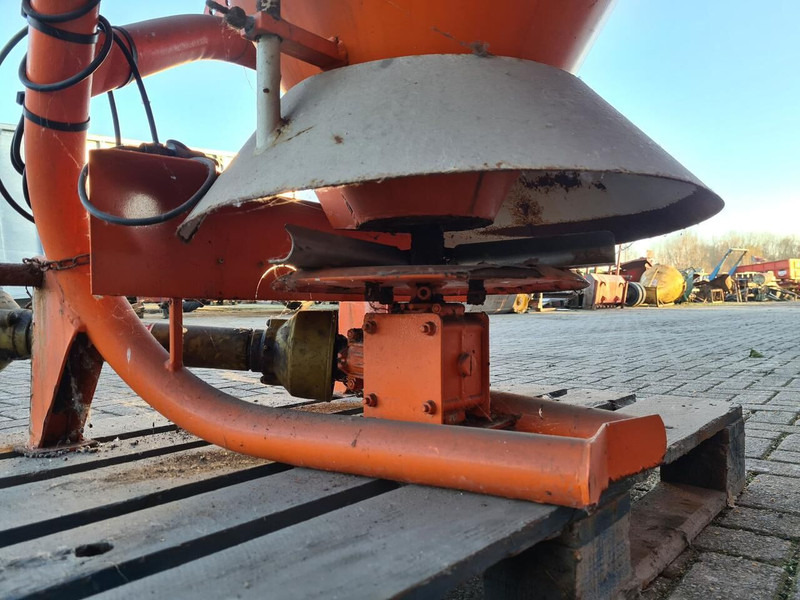 Esparcidor de sal Stoll: foto 7 Esparcidor de sal Stoll: foto 7