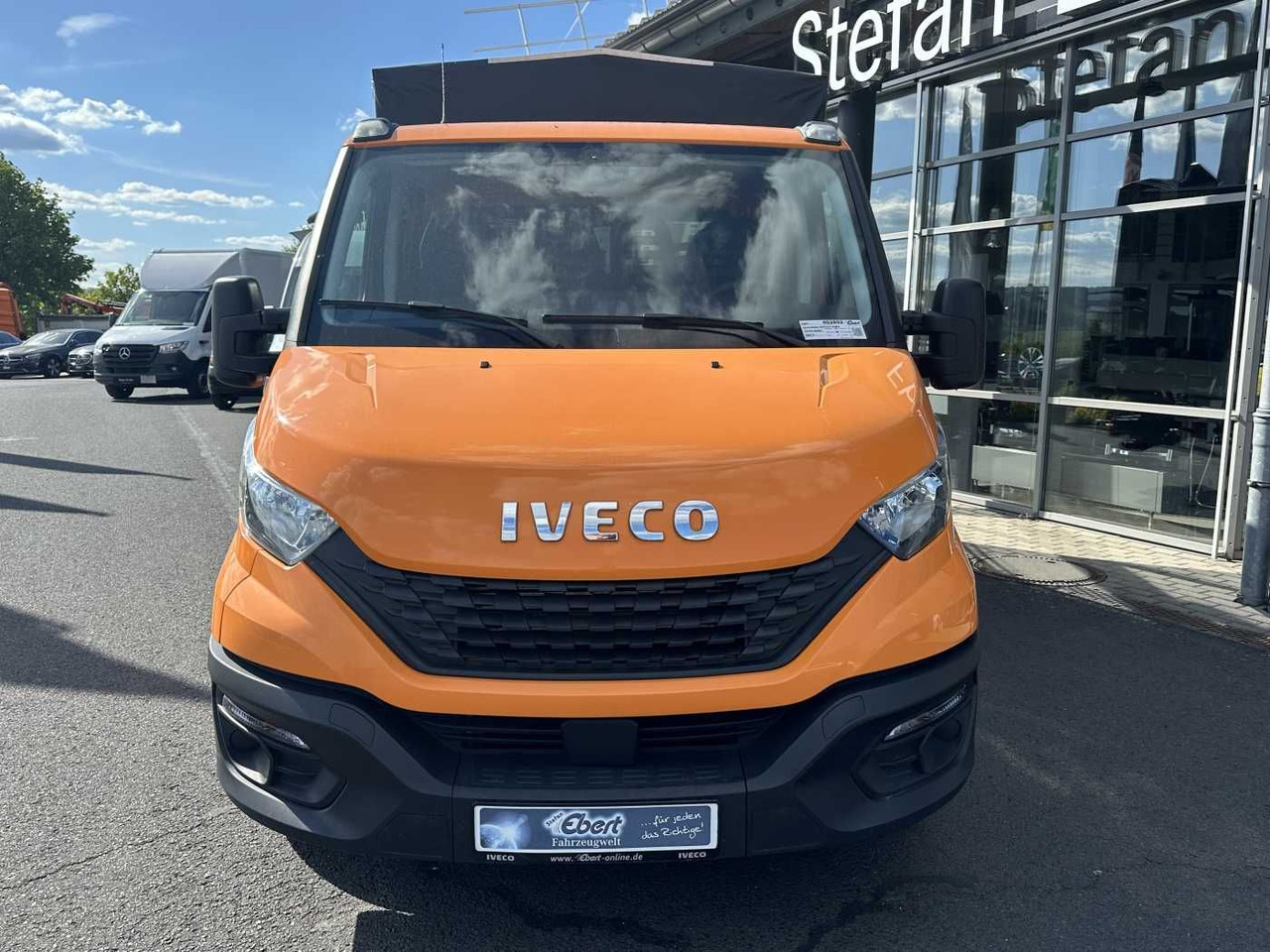 Iveco Daily 35S14 Pritsche+Plane *AHK*Ladekran*7-Sitze - Furgoneta con lona: foto 2 Iveco Daily 35S14 Pritsche+Plane *AHK*Ladekran*7-Sitze - Furgoneta con lona: foto 2