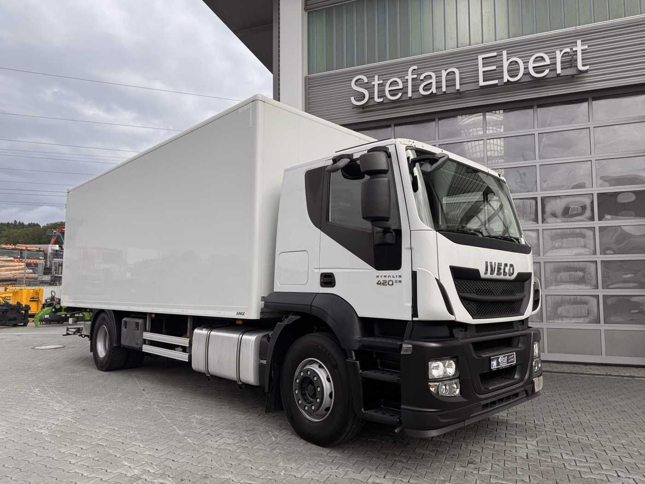 Camión caja cerrada Iveco Stralis AT190S42/FP-D 4x2 Koffer+LBW faltbar AHK: foto 1