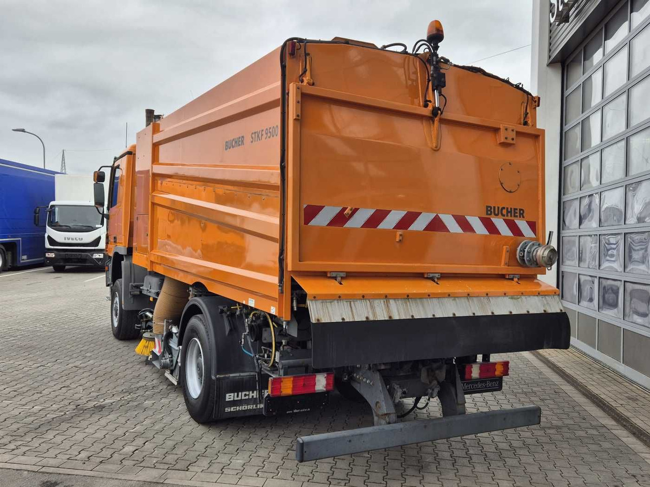 Barredora vial Mercedes-Benz Actros 2032 A 4x4 Bucher STKF 9500 Airport 30x: foto 7