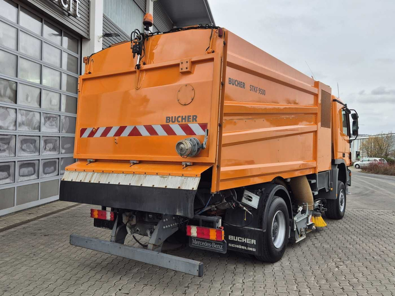Barredora vial Mercedes-Benz Actros 2032 A 4x4 Bucher STKF 9500 Airport 30x: foto 9