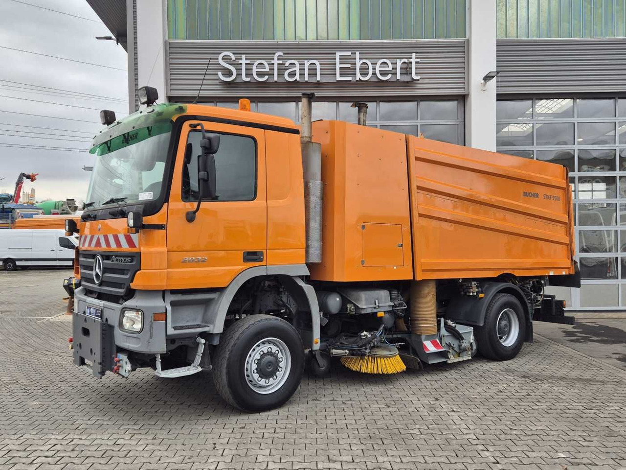 Mercedes-Benz Actros 2032 A 4x4 Bucher STKF 9500 Airport 30x - Barredora vial: foto 3 Mercedes-Benz Actros 2032 A 4x4 Bucher STKF 9500 Airport 30x - Barredora vial: foto 3