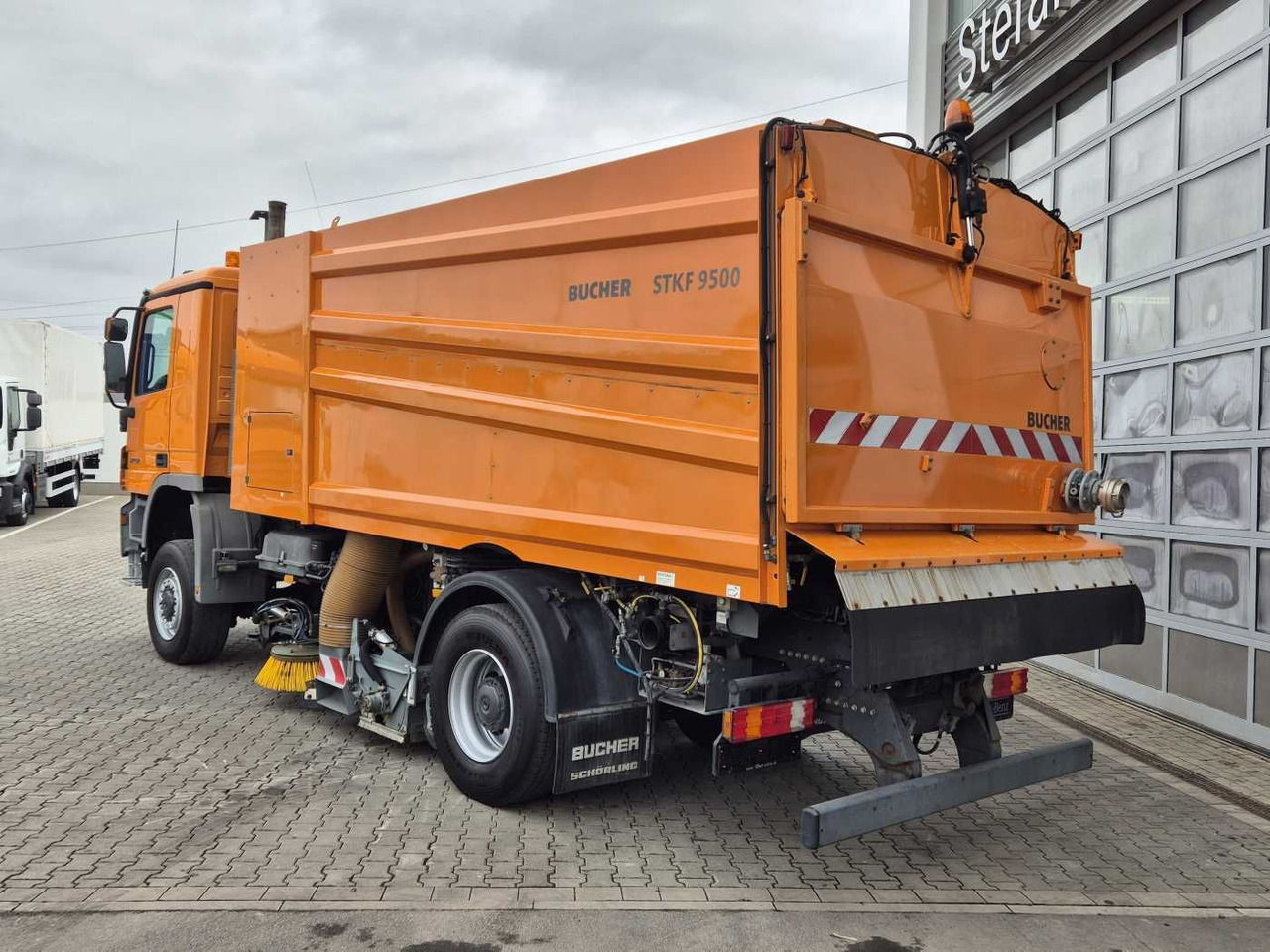 Barredora vial Mercedes-Benz Actros 2032 A 4x4 Bucher STKF 9500 Airport 30x: foto 15