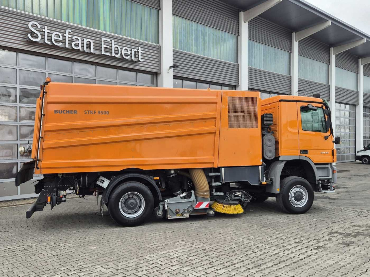Barredora vial Mercedes-Benz Actros 2032 A 4x4 Bucher STKF 9500 Airport 30x: foto 6