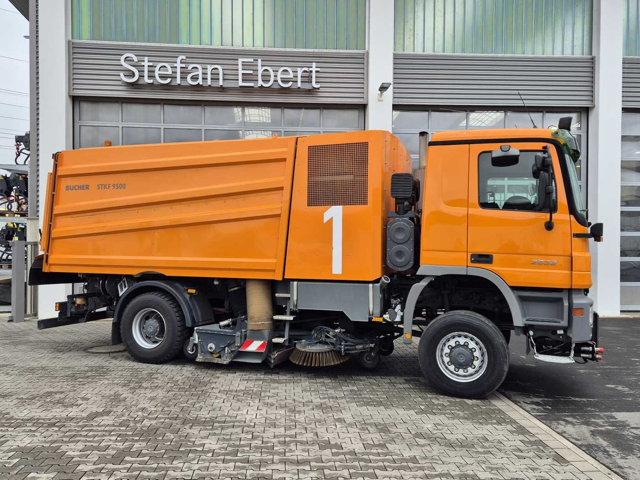 Mercedes-Benz Actros 2032 A 4x4 Bucher STKF 9500 Airport - Barredora vial: foto 5 Mercedes-Benz Actros 2032 A 4x4 Bucher STKF 9500 Airport - Barredora vial: foto 5