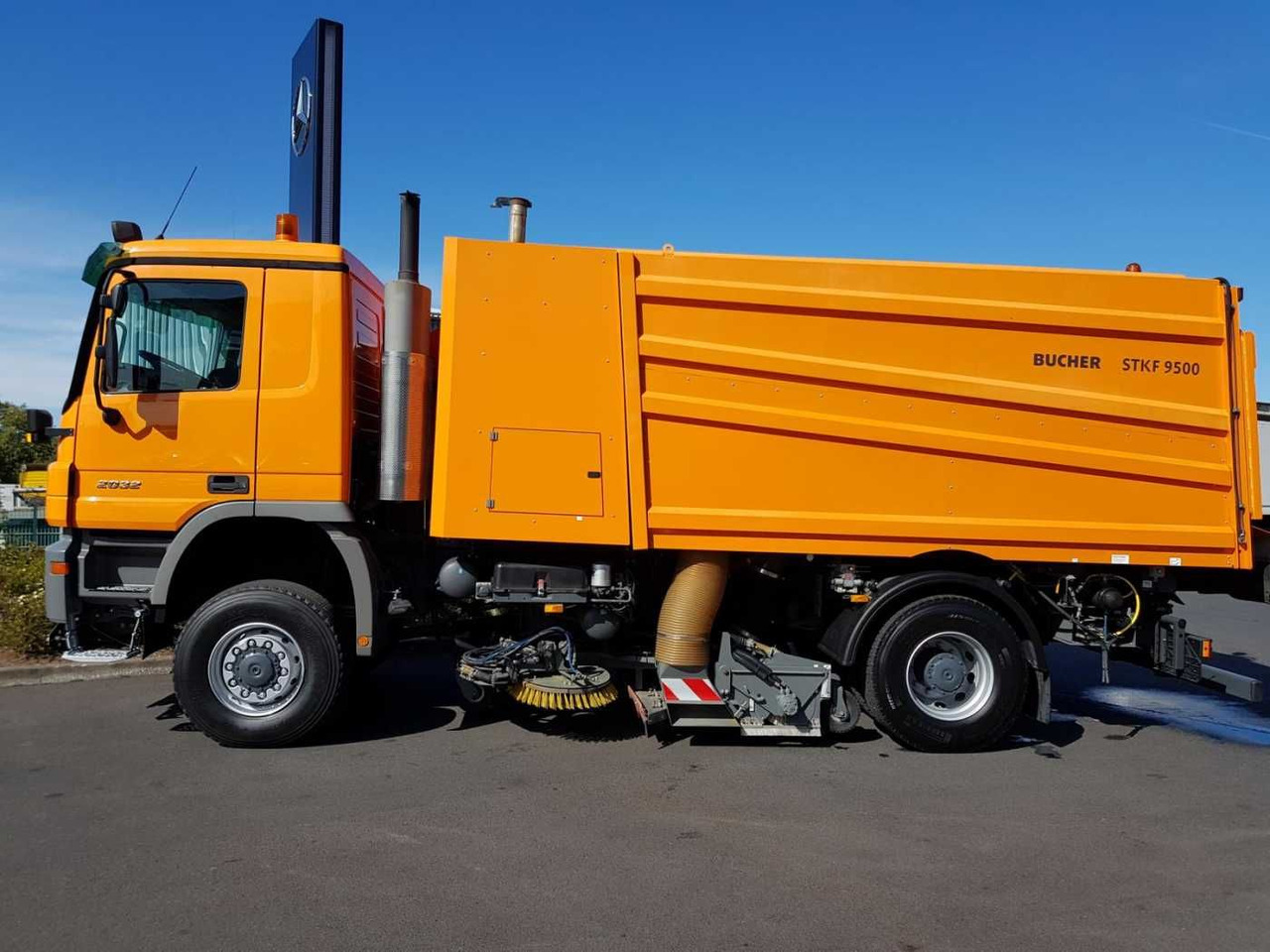 Mercedes-Benz Actros 2032 A 4x4 Bucher STKF 9500 Airport - Barredora vial: foto 5 Mercedes-Benz Actros 2032 A 4x4 Bucher STKF 9500 Airport - Barredora vial: foto 5