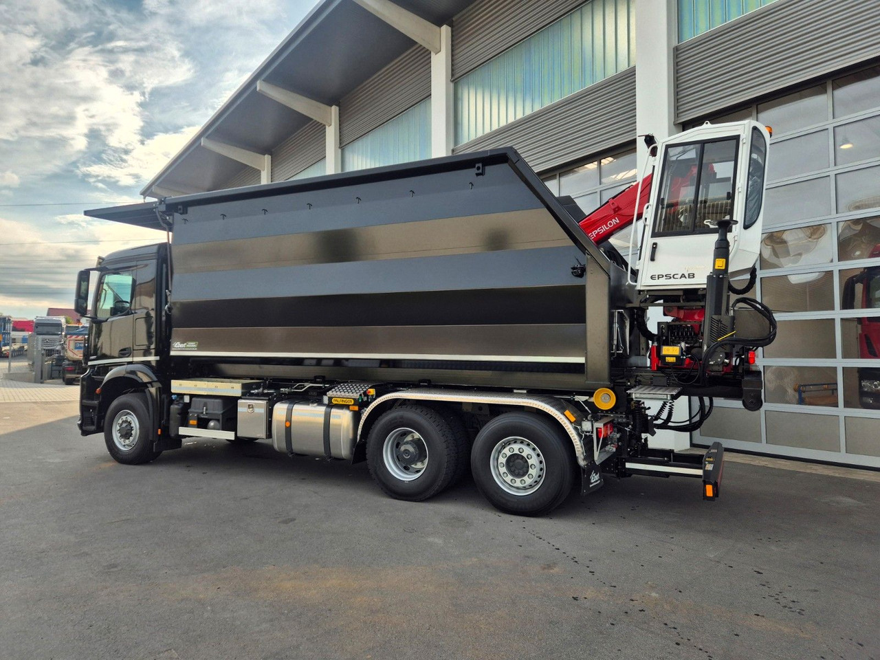 Mercedes-Benz Arocs 2751 6x2 HAD / Abroller EBERT Fällbox Q150 Mercedes-Benz Arocs 2751 6x2 HAD/ Abroller EBERT Forstbox Q150 - Camión multibasculante: foto 4 Mercedes-Benz Arocs 2751 6x2 HAD / Abroller EBERT Fällbox Q150 Mercedes-Benz Arocs 2751 6x2 HAD/ Abroller EBERT Forstbox Q150 - Camión multibasculante: foto 4