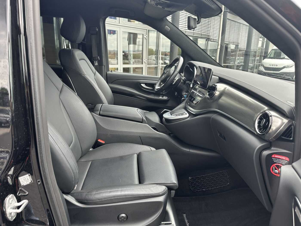 Coche familiar Mercedes-Benz V 300 d 4MATIC EXCLUSIVE AMG Panorama DISTRONIC: foto 9