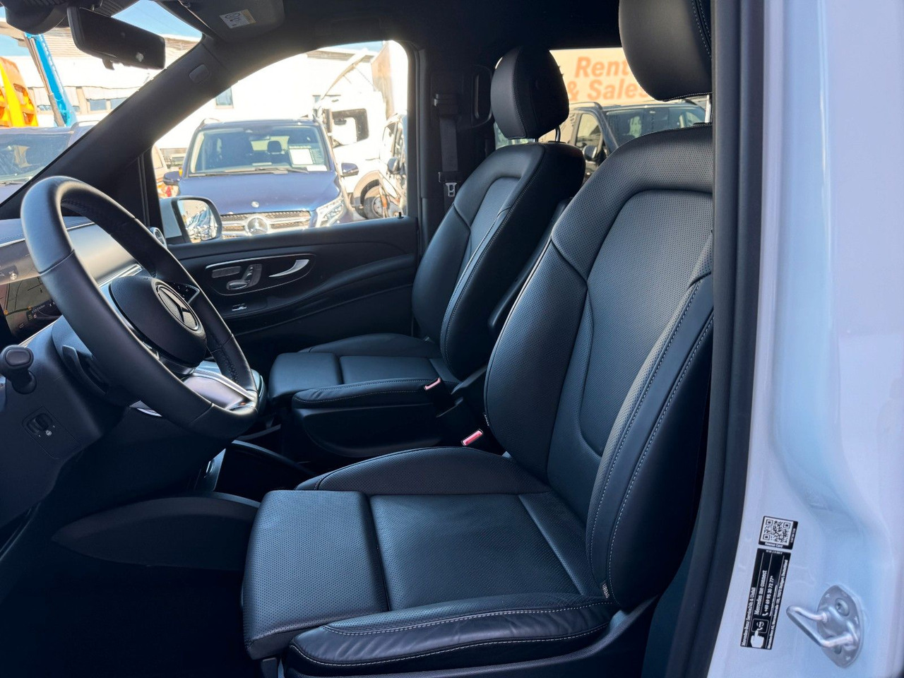 Furgoneta de pasajeros Mercedes-Benz V 300 d 4MATIC EXCLUSIVE AMG Tische AHK2,5to: foto 13 Furgoneta de pasajeros Mercedes-Benz V 300 d 4MATIC EXCLUSIVE AMG Tische AHK2,5to: foto 13