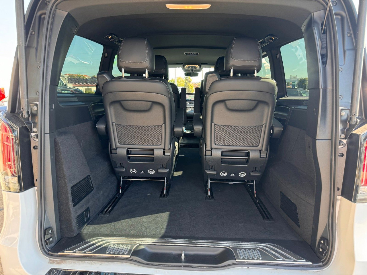 Furgoneta de pasajeros Mercedes-Benz V 300 d 4MATIC EXCLUSIVE AMG Tische AHK2,5to: foto 6 Furgoneta de pasajeros Mercedes-Benz V 300 d 4MATIC EXCLUSIVE AMG Tische AHK2,5to: foto 6