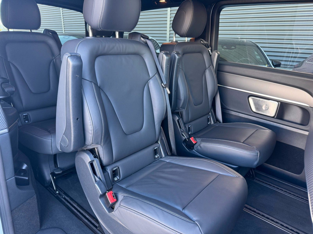 Furgoneta de pasajeros Mercedes-Benz V 300 d 4MATIC EXCLUSIVE AMG Tische AHK2,5to: foto 7 Furgoneta de pasajeros Mercedes-Benz V 300 d 4MATIC EXCLUSIVE AMG Tische AHK2,5to: foto 7