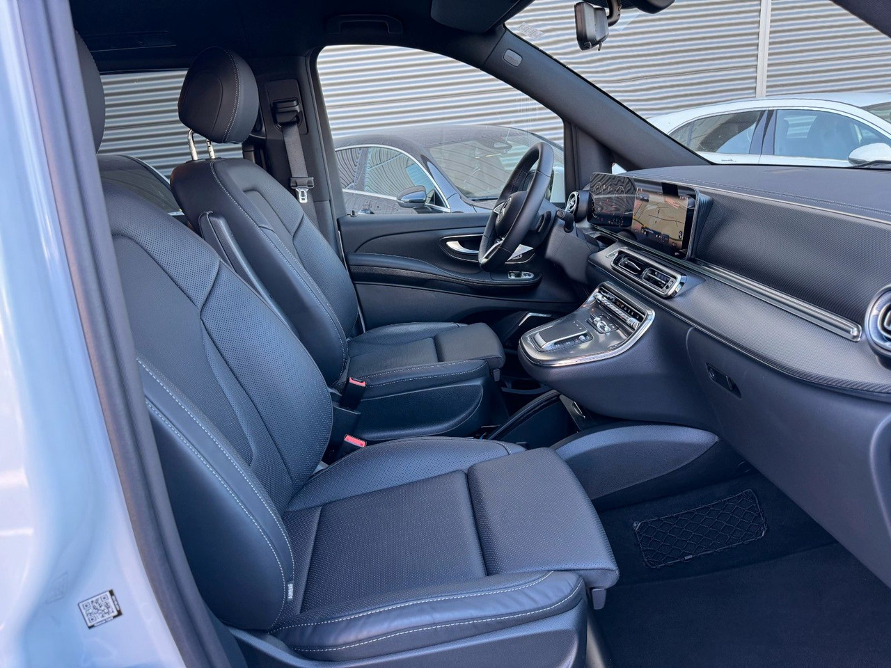 Furgoneta de pasajeros Mercedes-Benz V 300 d 4MATIC EXCLUSIVE AMG Tische AHK2,5to: foto 12 Furgoneta de pasajeros Mercedes-Benz V 300 d 4MATIC EXCLUSIVE AMG Tische AHK2,5to: foto 12